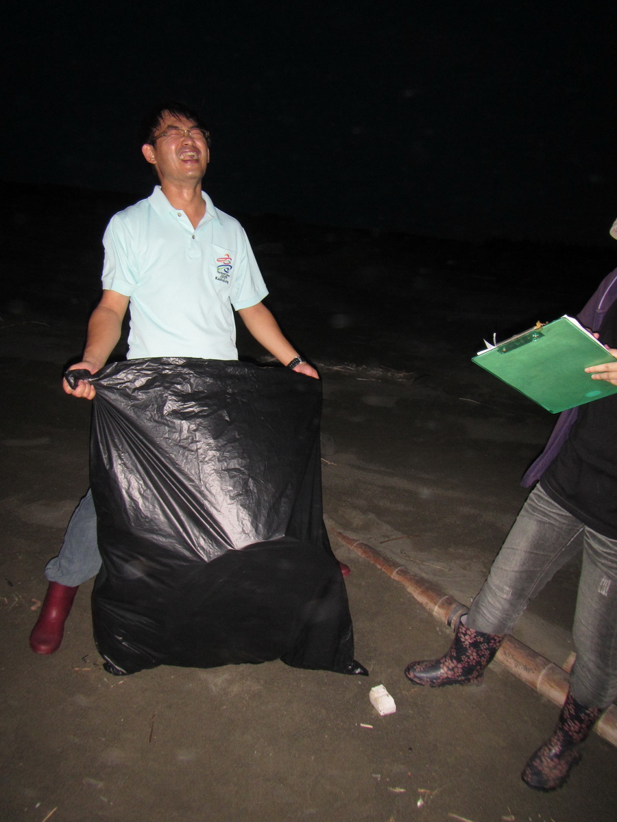 夕陽場的監測時間可是從白天到黑夜，這次祈華是唯一的壯丁當然被分配到海廢組扛垃圾。