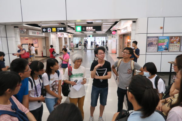 楊寶熙老師為香港社區運動的先驅，與她的學生們一起陪著我們走探大埔墟社區。